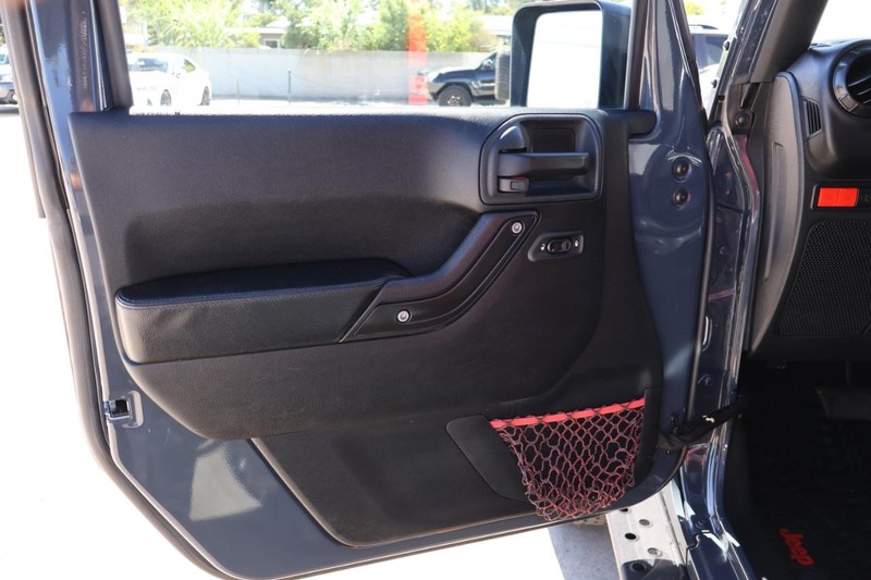 Jeep Wrangler Vehicle Full-screen Gallery Image 15