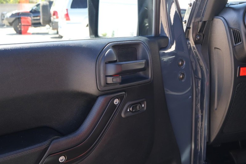 Jeep Wrangler Vehicle Full-screen Gallery Image 16