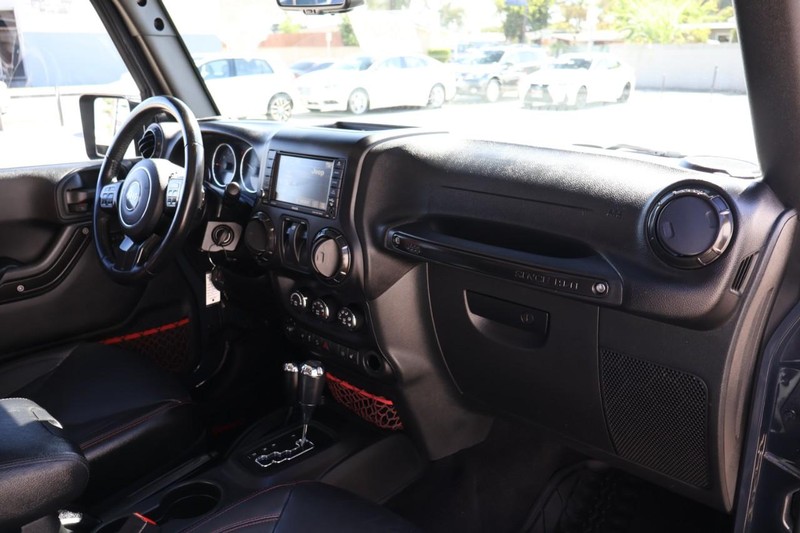 Jeep Wrangler Vehicle Full-screen Gallery Image 20