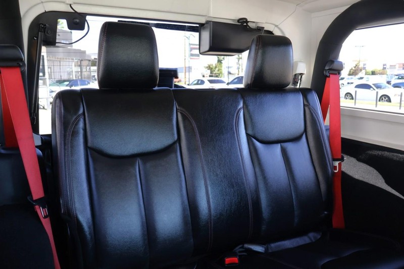 Jeep Wrangler Vehicle Full-screen Gallery Image 22