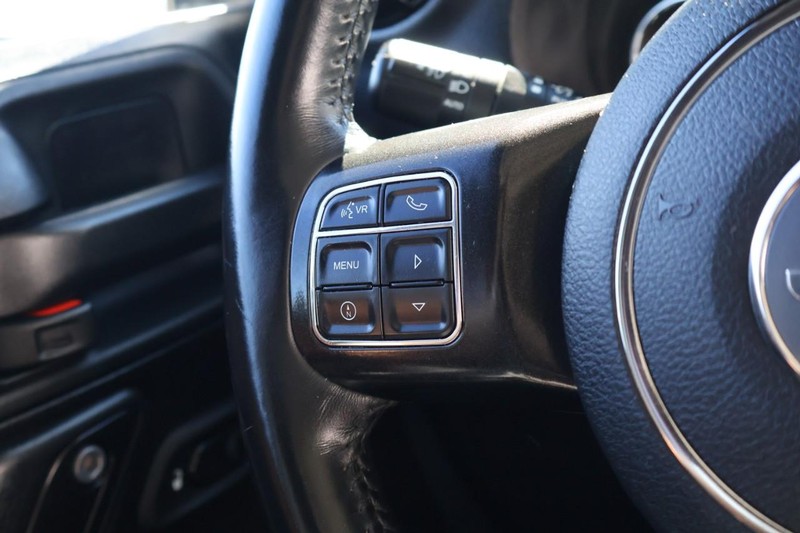 Jeep Wrangler Vehicle Full-screen Gallery Image 26