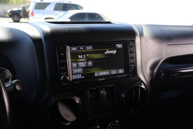 Jeep Wrangler Vehicle Full-screen Gallery Image 29