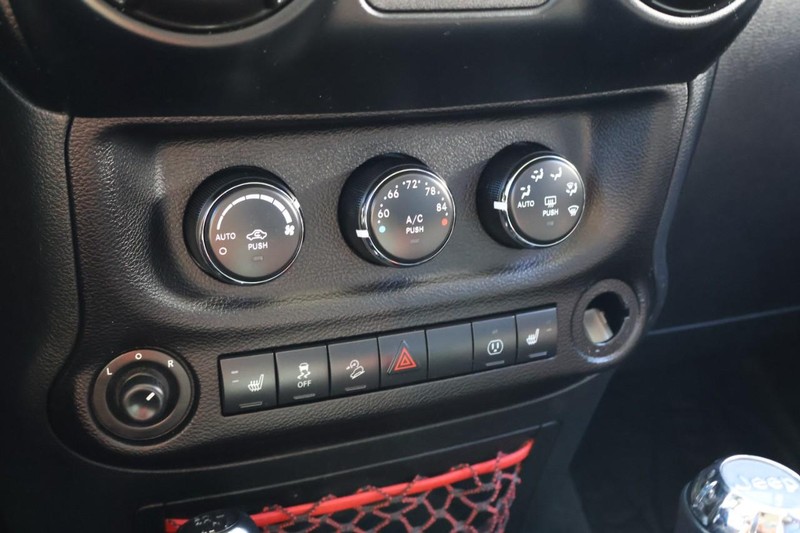 Jeep Wrangler Vehicle Full-screen Gallery Image 30