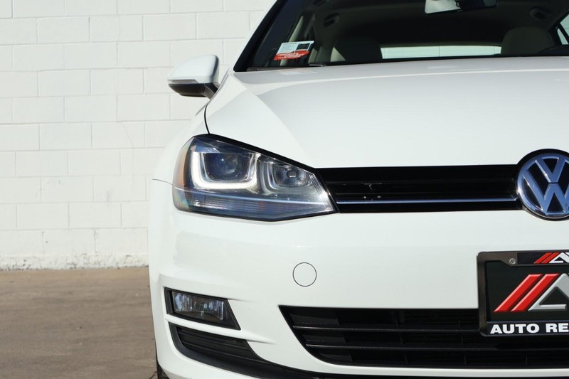 Volkswagen Golf Vehicle Full-screen Gallery Image 03