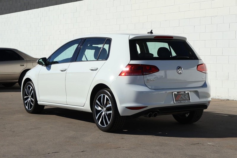 Volkswagen Golf Vehicle Full-screen Gallery Image 09