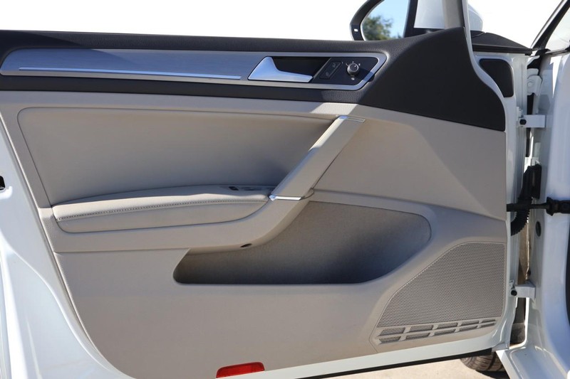 Volkswagen Golf Vehicle Full-screen Gallery Image 14