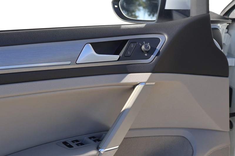 Volkswagen Golf Vehicle Full-screen Gallery Image 15