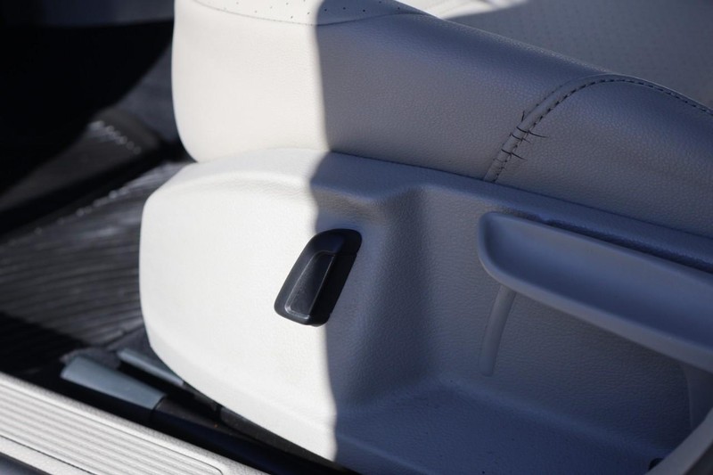 Volkswagen Golf Vehicle Full-screen Gallery Image 18