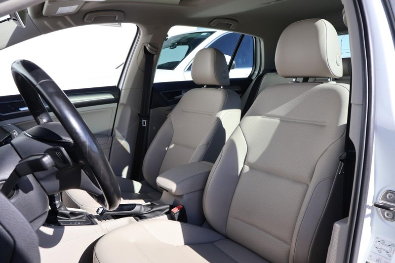 Volkswagen Golf Vehicle Full-screen Gallery Image 19