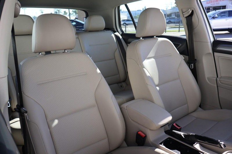 Volkswagen Golf Vehicle Full-screen Gallery Image 22