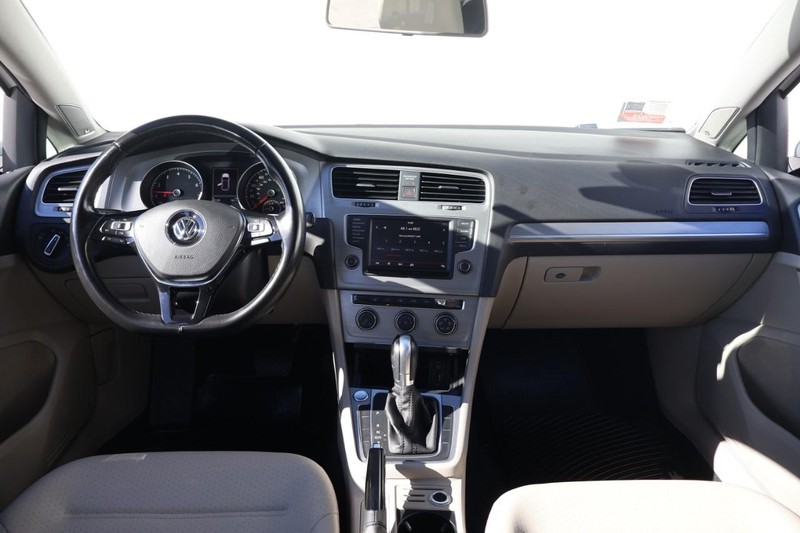 Volkswagen Golf Vehicle Full-screen Gallery Image 24