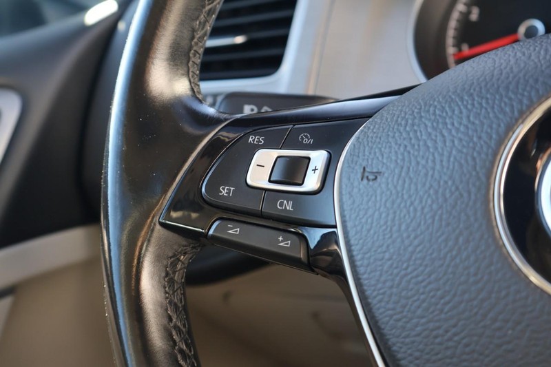 Volkswagen Golf Vehicle Full-screen Gallery Image 27