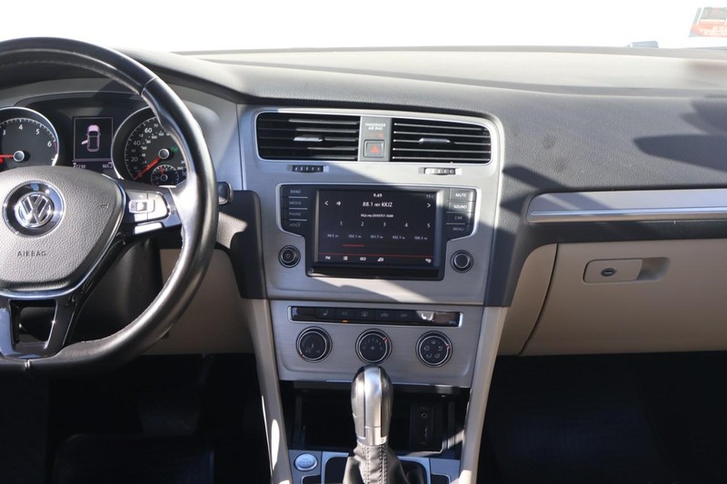 Volkswagen Golf Vehicle Full-screen Gallery Image 29