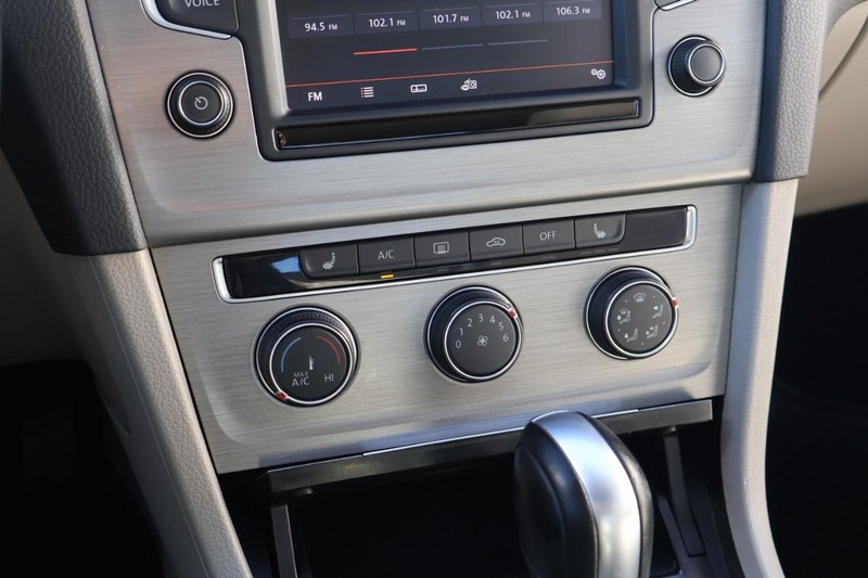 Volkswagen Golf Vehicle Full-screen Gallery Image 32