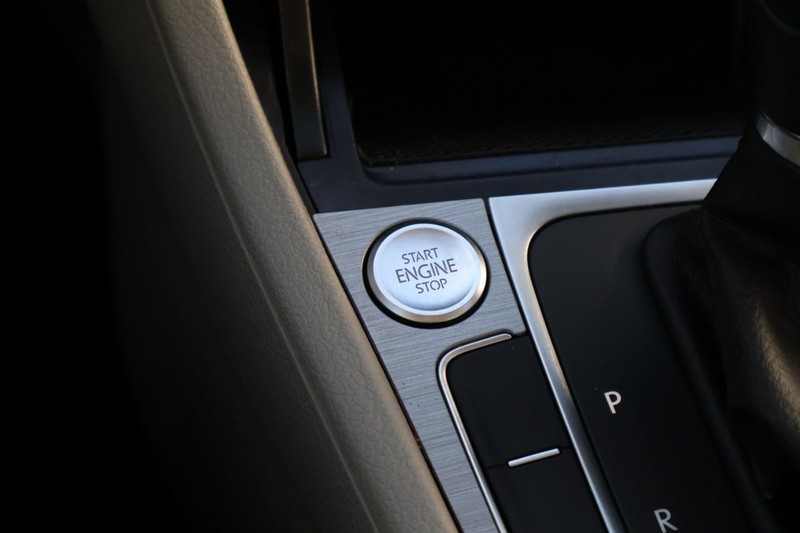 Volkswagen Golf Vehicle Full-screen Gallery Image 33