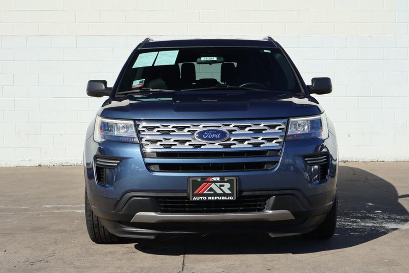Ford Explorer Vehicle Full-screen Gallery Image 02