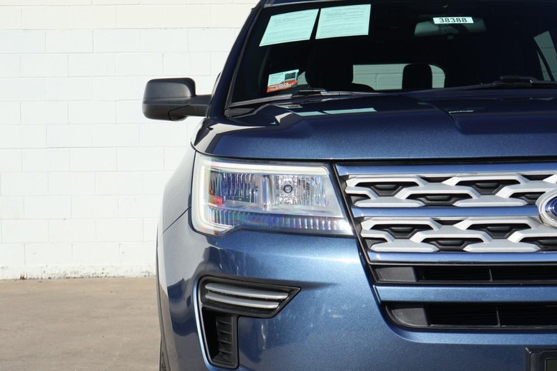 Ford Explorer Vehicle Full-screen Gallery Image 03