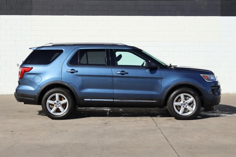 Ford Explorer Vehicle Full-screen Gallery Image 04