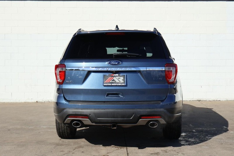 Ford Explorer Vehicle Full-screen Gallery Image 06