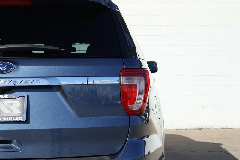 Ford Explorer Vehicle Full-screen Gallery Image 07