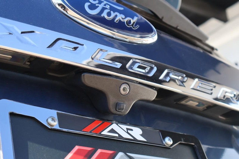 Ford Explorer Vehicle Full-screen Gallery Image 08