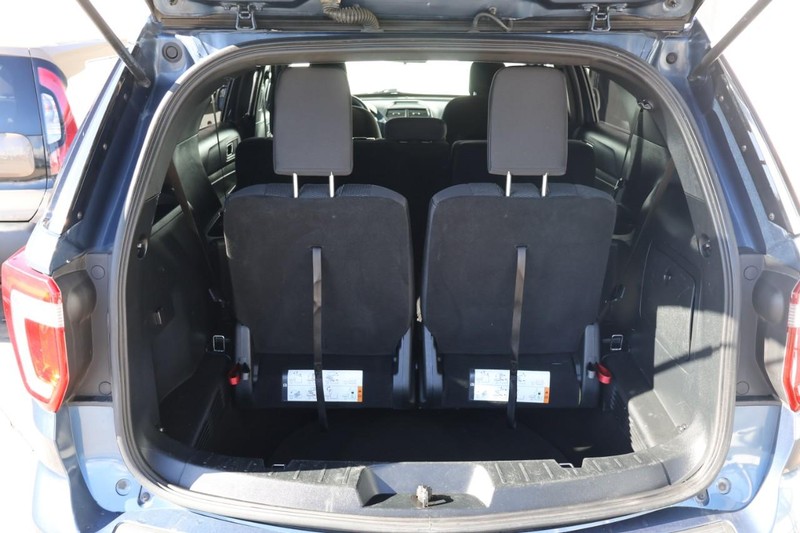 Ford Explorer Vehicle Full-screen Gallery Image 09