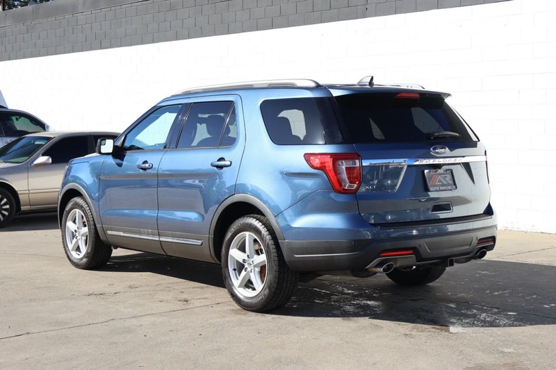 Ford Explorer Vehicle Full-screen Gallery Image 10