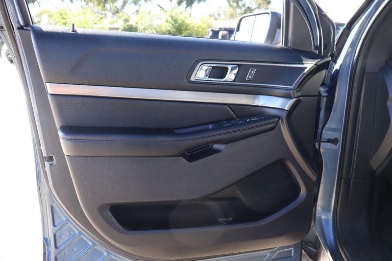 Ford Explorer Vehicle Full-screen Gallery Image 15