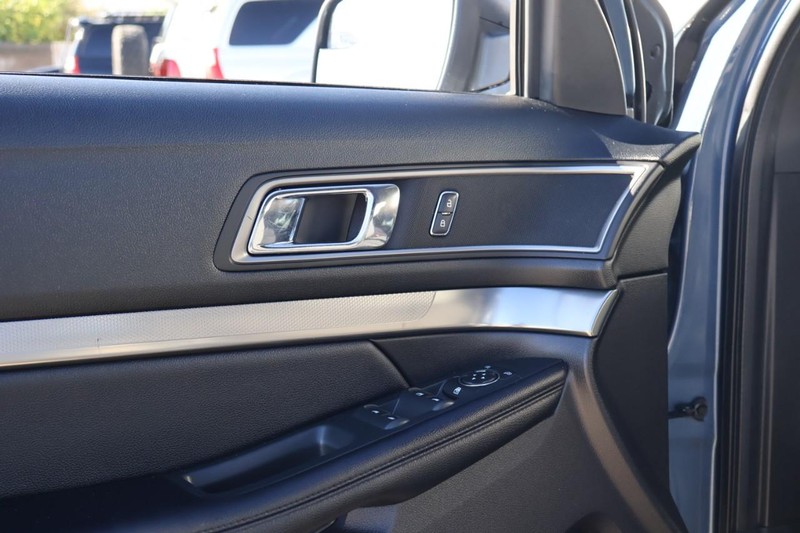 Ford Explorer Vehicle Full-screen Gallery Image 16