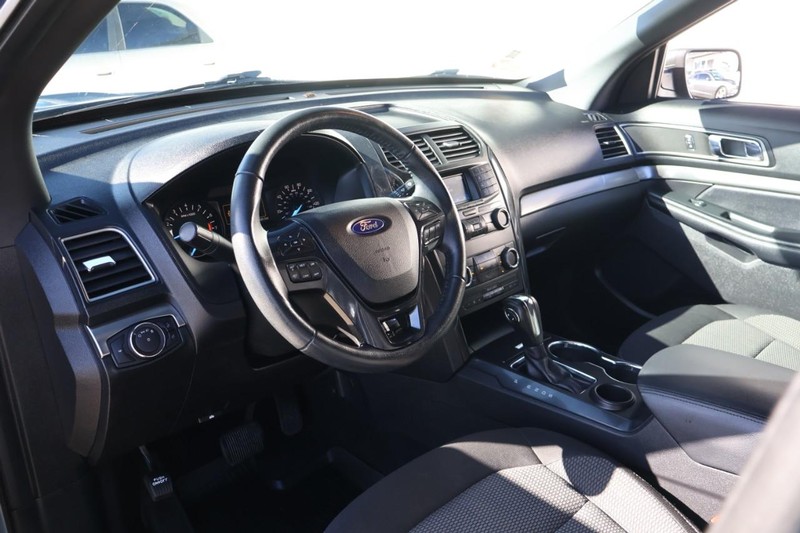 Ford Explorer Vehicle Full-screen Gallery Image 17