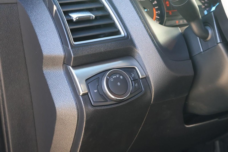 Ford Explorer Vehicle Full-screen Gallery Image 18