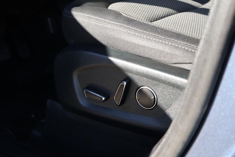 Ford Explorer Vehicle Full-screen Gallery Image 19