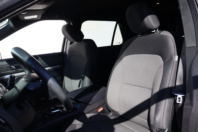 Ford Explorer Vehicle Full-screen Gallery Image 20