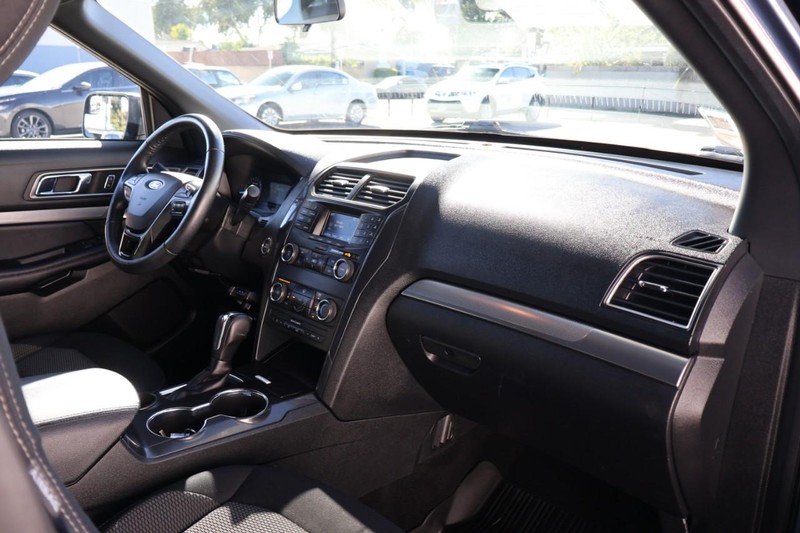 Ford Explorer Vehicle Full-screen Gallery Image 22