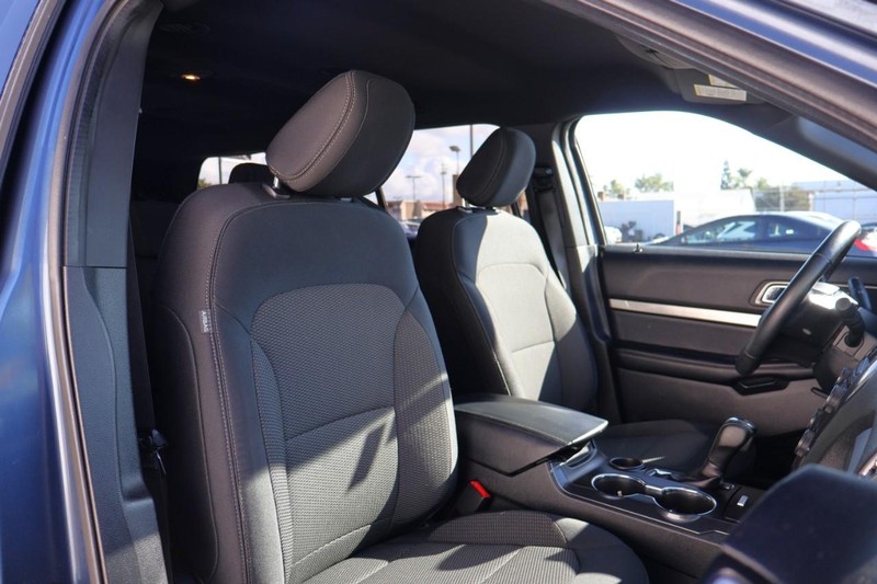 Ford Explorer Vehicle Full-screen Gallery Image 24