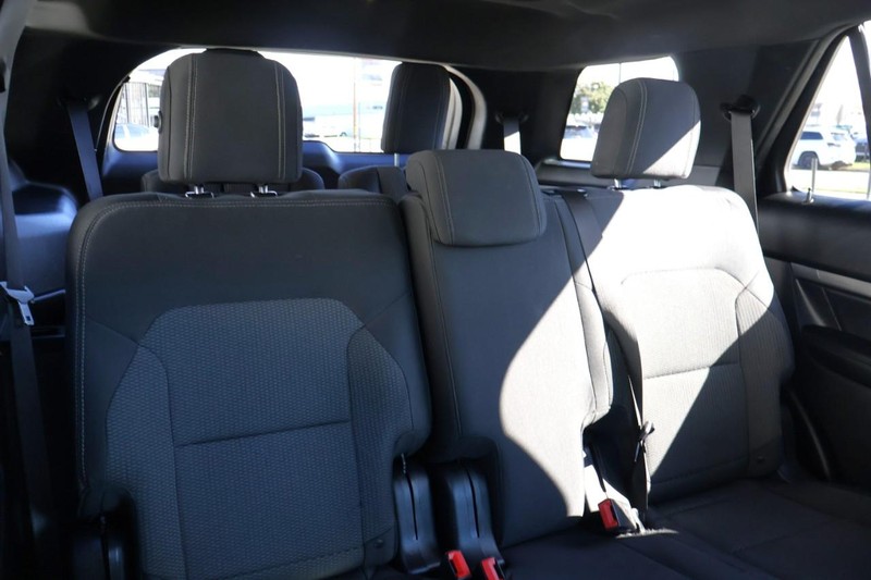 Ford Explorer Vehicle Full-screen Gallery Image 25