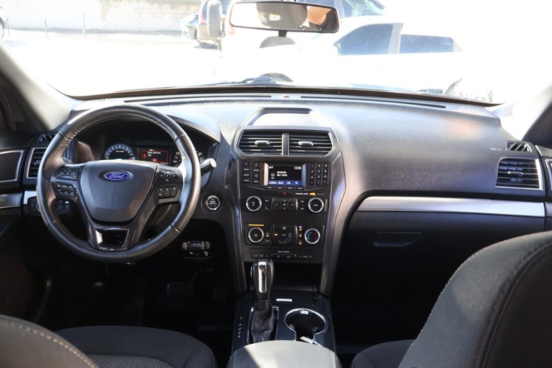 Ford Explorer Vehicle Full-screen Gallery Image 28