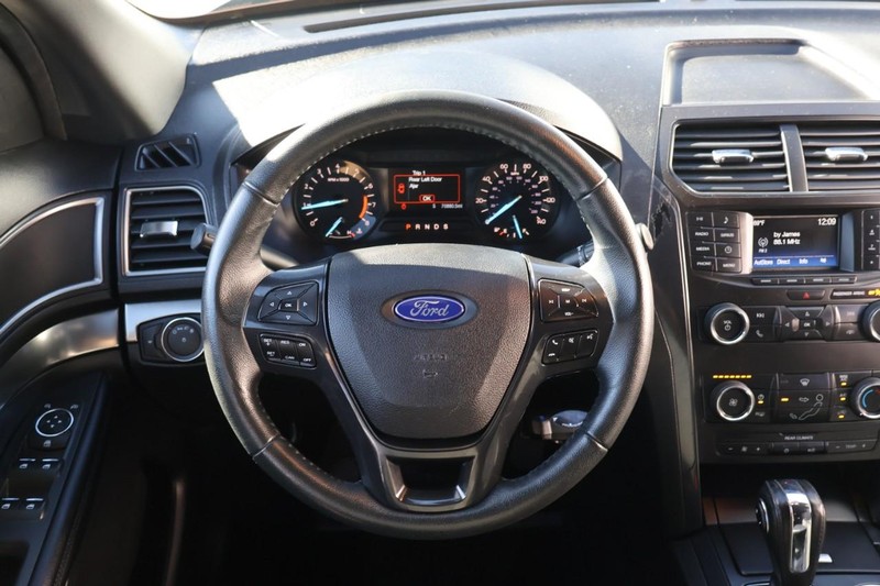 Ford Explorer Vehicle Full-screen Gallery Image 30