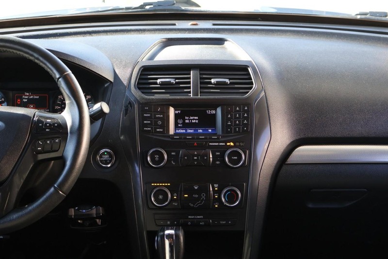 Ford Explorer Vehicle Full-screen Gallery Image 34