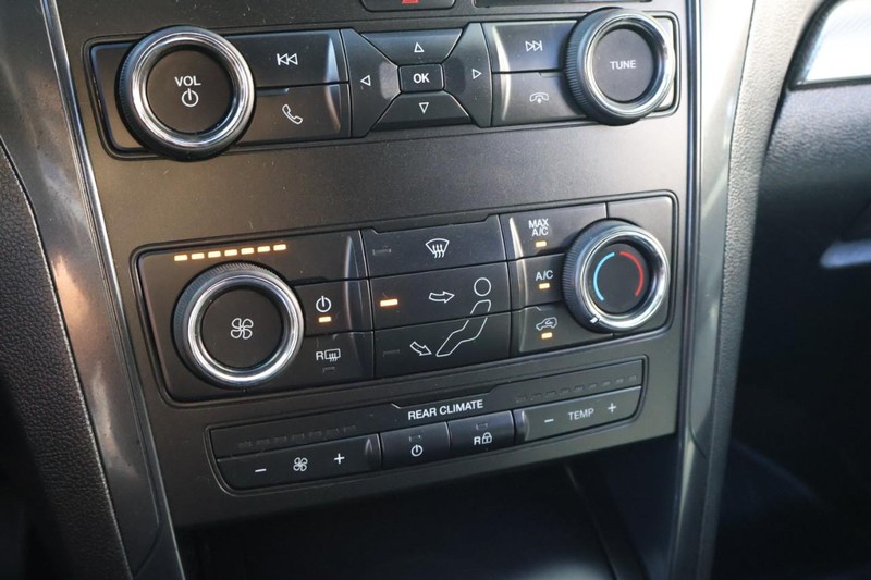 Ford Explorer Vehicle Full-screen Gallery Image 37