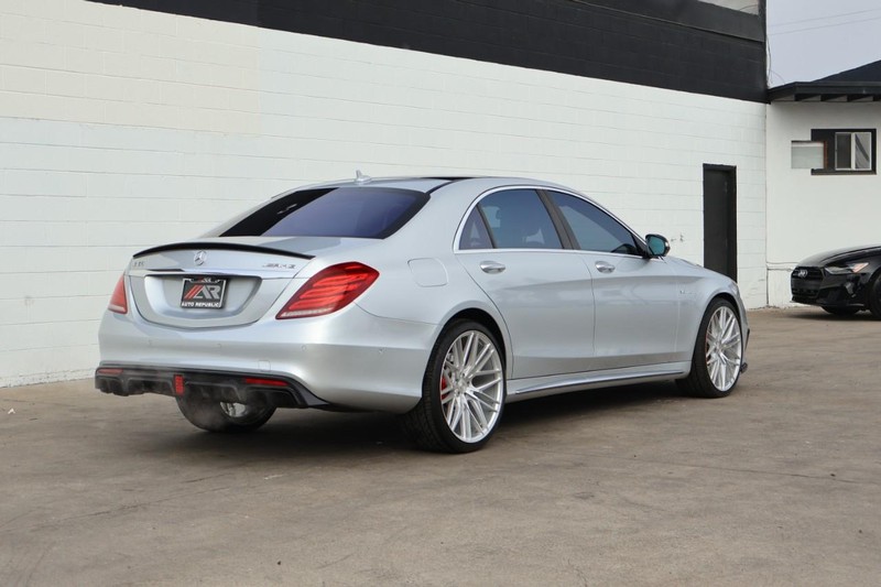 Mercedes-Benz S 63 AMG Vehicle Full-screen Gallery Image 05
