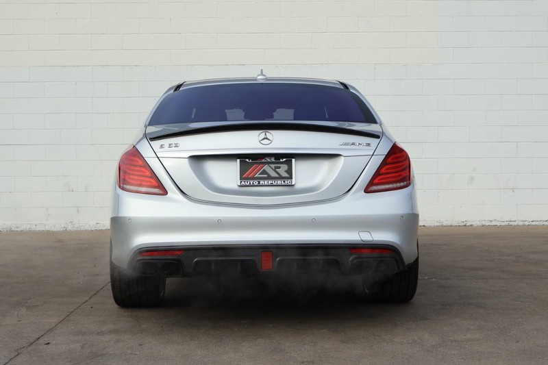 Mercedes-Benz S 63 AMG Vehicle Full-screen Gallery Image 06