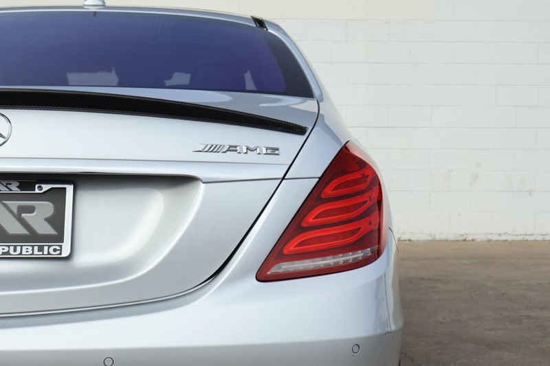 Mercedes-Benz S 63 AMG Vehicle Full-screen Gallery Image 07