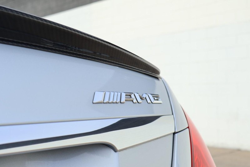 Mercedes-Benz S 63 AMG Vehicle Full-screen Gallery Image 08