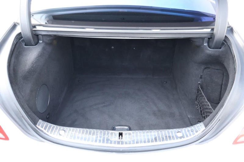 Mercedes-Benz S 63 AMG Vehicle Full-screen Gallery Image 09