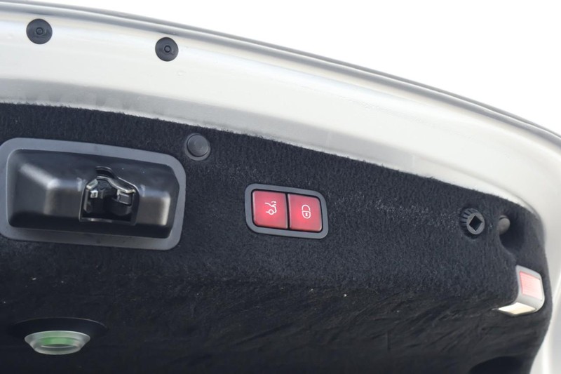 Mercedes-Benz S 63 AMG Vehicle Full-screen Gallery Image 10