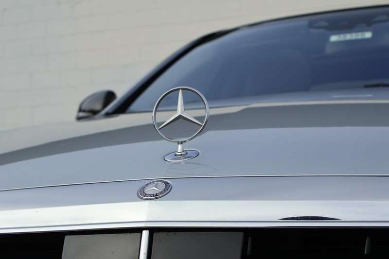 Mercedes-Benz S 63 AMG Vehicle Full-screen Gallery Image 14