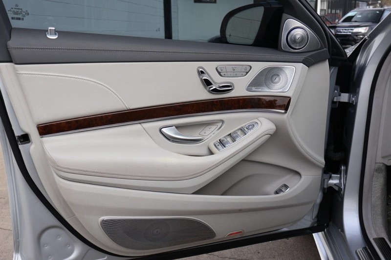 Mercedes-Benz S 63 AMG Vehicle Full-screen Gallery Image 17