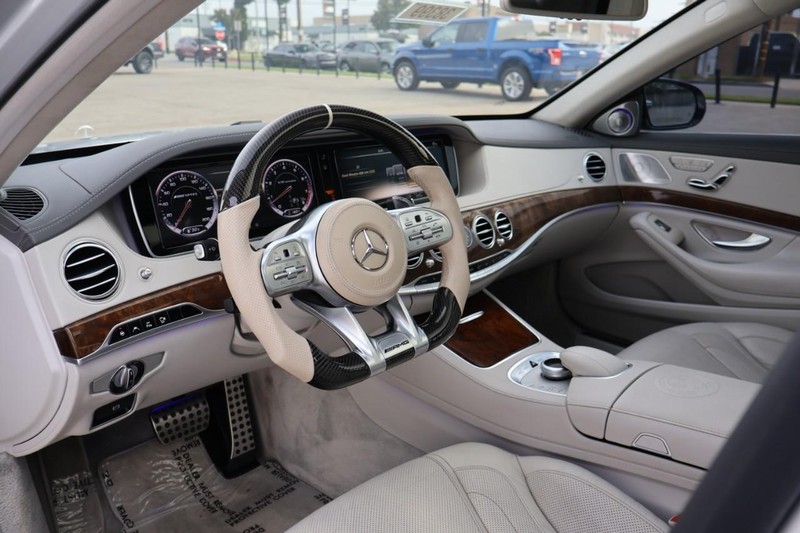 Mercedes-Benz S 63 AMG Vehicle Full-screen Gallery Image 19