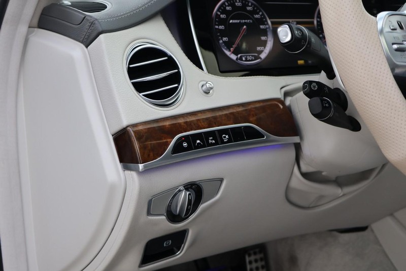 Mercedes-Benz S 63 AMG Vehicle Full-screen Gallery Image 20